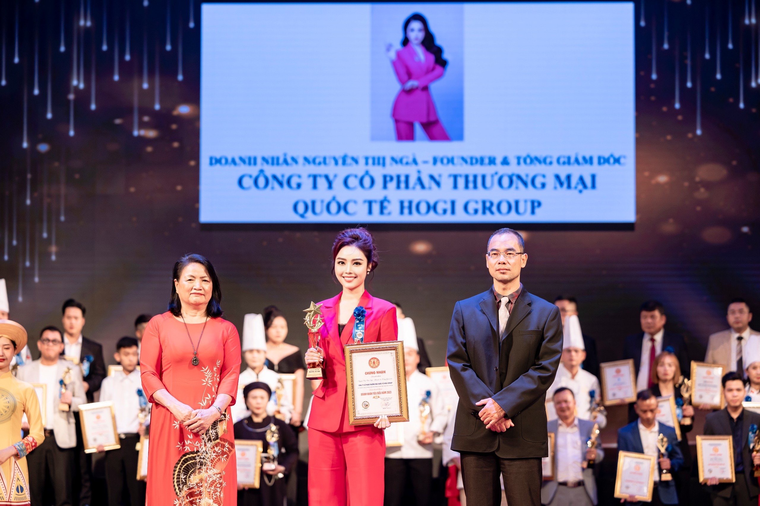 FOUNDER & TỔNG GIÁM ĐỐC NGUYỄN NGÀ VINH DỰ NHẬN GIẢI TOP 10 DOANH NHÂN TIÊU BIỂU NĂM 2023